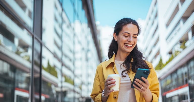 AI-and-wellbeing-financial-wellbeing-tools-helping-an-employee-manage-her-finances-better-on-the-go